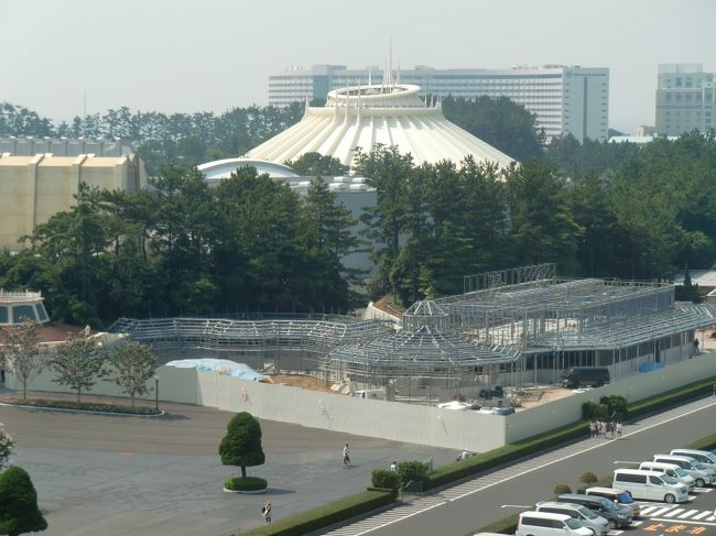 何か建設中・・<br />いったい何ができるのでしょう・・<br />楽しみです。<br />