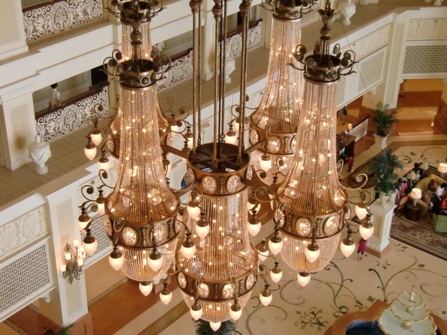 食事の後・8階の廊下から見下ろした、吹き抜け部分の景色です。<br /><br />シャンデリアが高級感溢れています☆<br />