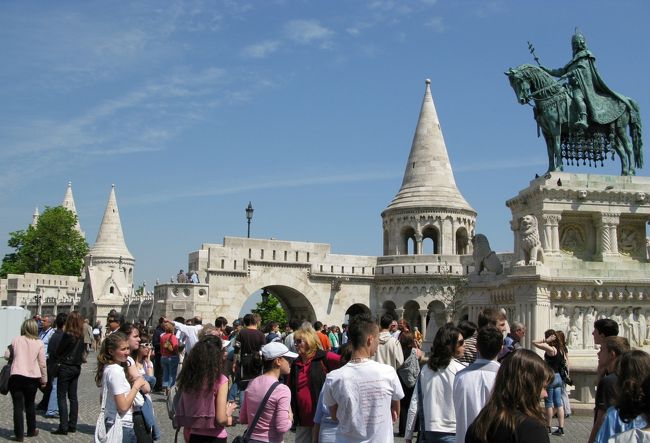 　漁夫の砦です。<br />銅像はイシュトヴァーンの騎馬像。<br />さすが一番の名所、人で溢れています。