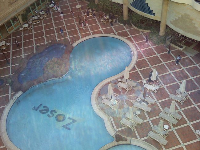 テラスから下を見下ろすとこんな感じでプールが見えます。<br /><br />左側に椅子があるところが朝食会場。<br />毎日お腹が空いて起きてました（笑）<br />早速食べに行きます♪