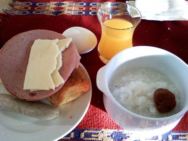 荷物回収は、7:00。<br />回収時間より早めに、部屋の前にスーツケースを<br />出さないでくださいといわれてました。<br />理由は、またまた中国人です。<br />我が物顔で持っていっちゃうらしいので・・(ﾟДﾟ )ｱﾗﾔﾀﾞ!! <br />トラブルが絶えないみたいです。<br /><br />7:00朝食へ。<br />昨日と同じく全然種類がない。。<br /><br />ハズレがないパンと、ハム＆チーズ。<br />そして、ゆで卵。<br /><br />昨日も食べたおかゆは、なんの味付けもしてなくて、<br />家から持参した梅干を乗せて食べたら、<br />美味しかった〜〜(〃▽〃)日本食バンザイ☆