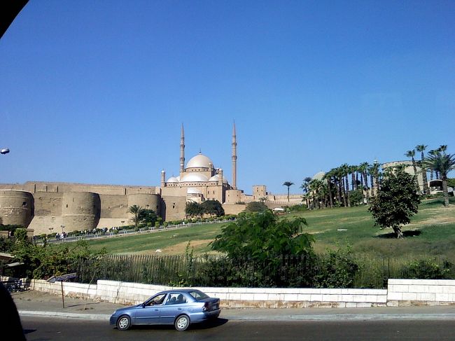 9:30、オスマントルコ様式の荘厳な「モハメド・アリ・モスク」へ。<br /><br />モスク好きです。形がかわいい〜♪<br />中に一度も入ったことがないから、<br />今回とっても楽しみでした。