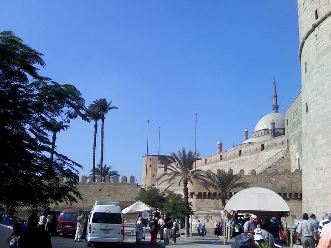 バスを降りて入り口へ歩いていきます。