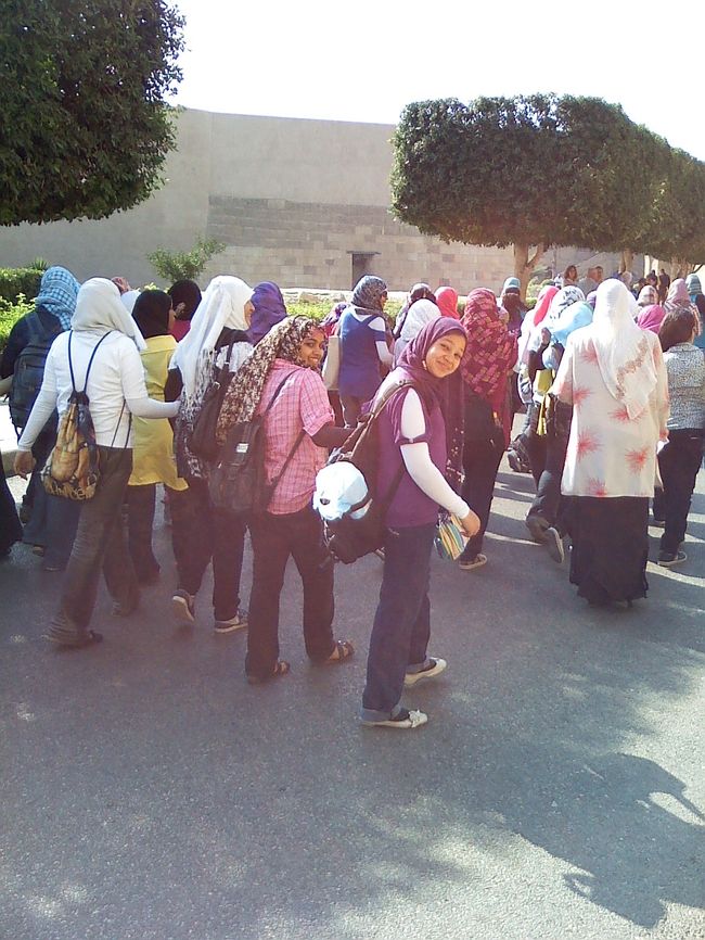 エジプトの子供たちは、無邪気でとってもカワイイ♪<br /><br />挨拶は「ニーハオ」ばっかだったけど。。<br />「こんにちは」と日本語を教えても、<br />キョトンとした顔をしてました。