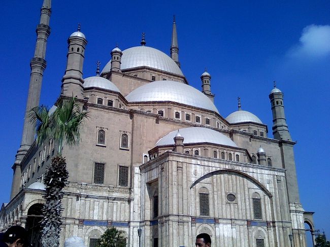 階段を上ると・・見えてきました〜♪<br /><br />このモスクはイスタンブールのモスクを模して造られたため、<br />巨大なドーム、2本の高いミナレットが特徴。