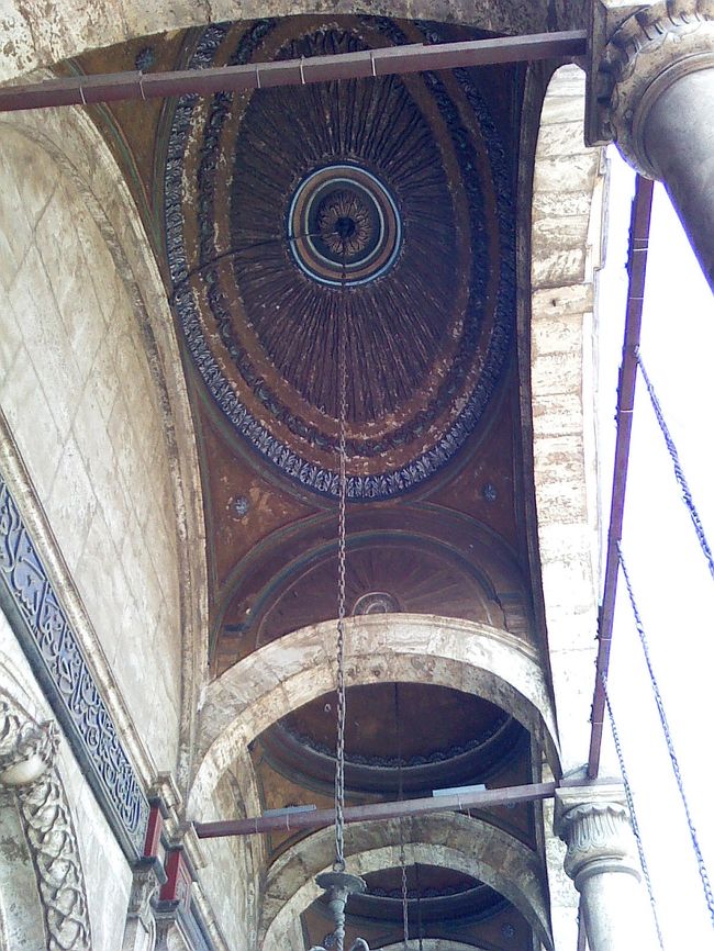 柱廊の天井。<br />思ってたより細工は凝ってなかった。