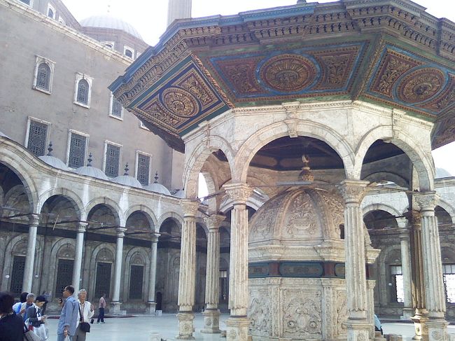 中庭の中央に、モスクに入る前に体を浄めるための、みそぎの噴水。<br />なんとなく中華っぽい感じがしました。