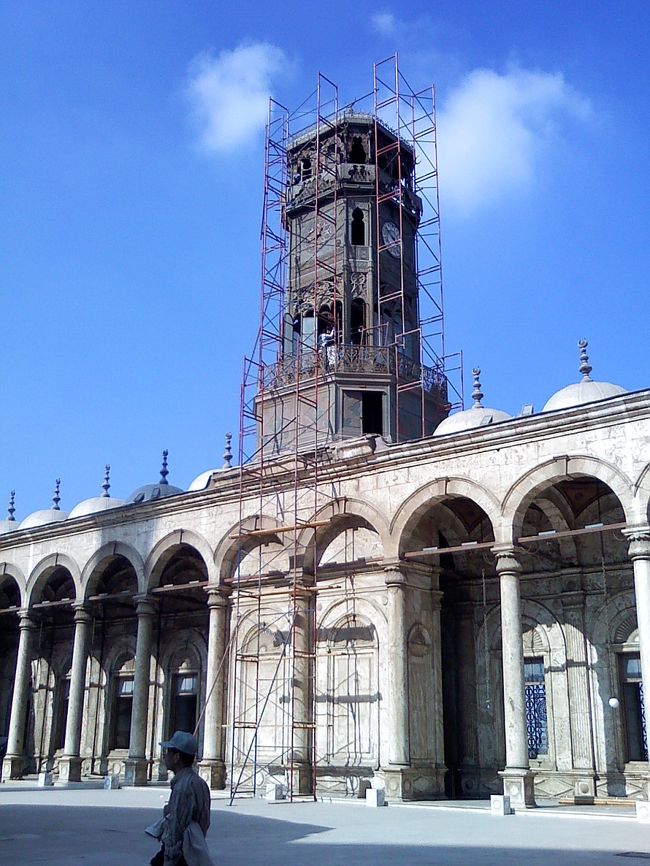 ルクソール神殿にあるラメセス２世の<br />オベリスクを贈ったお礼に、<br />フランスからもらった時計台。