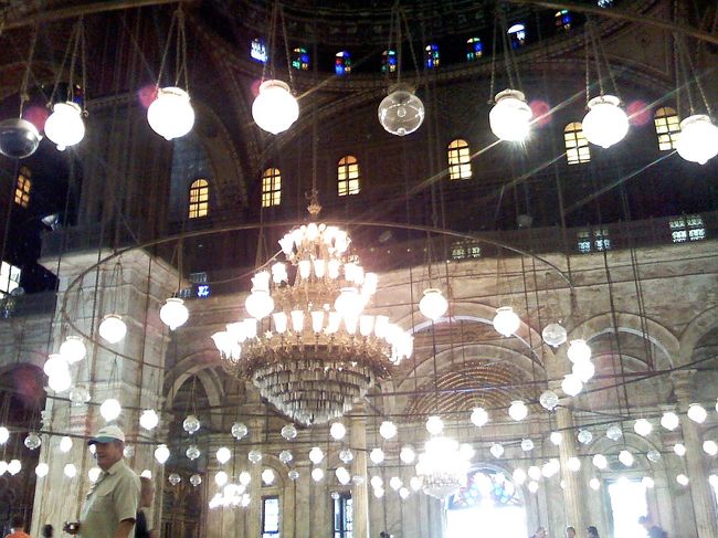 モスク内は、靴を脱いで入ります。<br /><br />入った瞬間、うわ〜ステキ！と思いました。<br />丸くモスク・ランプが並んでて、<br />真ん中にシャンデリア。<br /><br />ケータイカメラなのが悔やまれる(。・ε・`。）<br />デジカメだったらもっと綺麗に撮れたのになぁ。