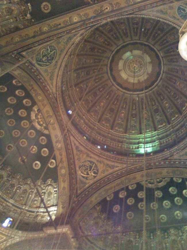 ドームが5つあって、<br />声がとっても良く響きます。<br />現地ガイドさんが、お祈りの声をやってくれて、<br />キレイに響いてましたよ☆<br /><br />ステンドグラスがキレイだったなぁ。