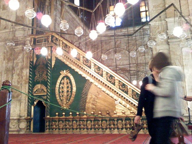 緑と金の三角形はミンバルといって、説教壇。<br /><br />なぜ高いところにあるかというと、<br />別に説教者が偉い人だから、というわけではなくて、<br />高い位置のほうが声が響きやすいからという理由らしい。<br />