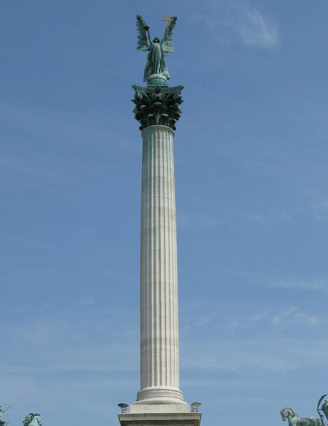 　英雄広場に建つ、建国１０００年記念碑です。<br />柱頭の像は大天使ガブリエル。　<br />高さは３５メートルです。