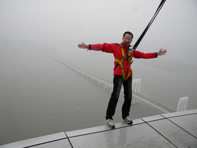 ロープで繋がれているとは言え、地上233m。<br /><br />恐怖で腰が引けると思いましたが・・・、<br /><br />気分爽快！！<br />楽しいですよ、これは。<br />スタッフの指示により、いろんなポーズで写真を撮ってくれます。