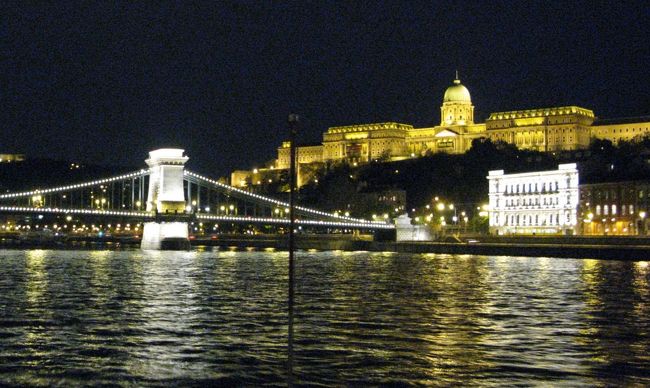 　夜はダナウ河のディナークルーズに参加です。<br />ディナーは当然船室内で取りますが、その間船は上流へ向い、食事の済むのに合わせて、メインの鎖橋を通過するように調節してくれます。<br />　ライトアップは、シックで落着いた古都の夜を演出してくれます。<br />これは王宮と鎖橋です。