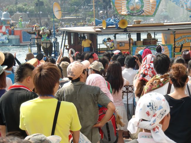 チップとデールのクールサービス・・<br /><br />カメラを思い切り上にあげて、撮ってみました。