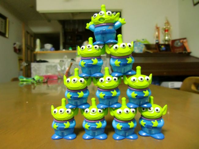 お土産で買って帰ったリトルグリーンメンのおもちゃです。<br /><br />この体系にするの、結構難しかったのです。<br /><br />崩れる前に・・パチッ！！