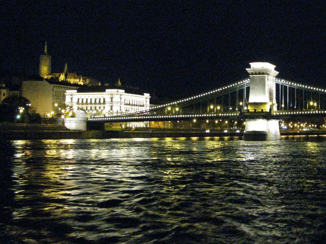 鎖橋を通過して、逆方向から見た橋と王宮。