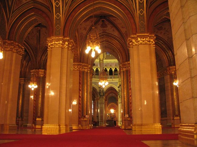 　国会の中に入りました。<br />壮麗の一語です。