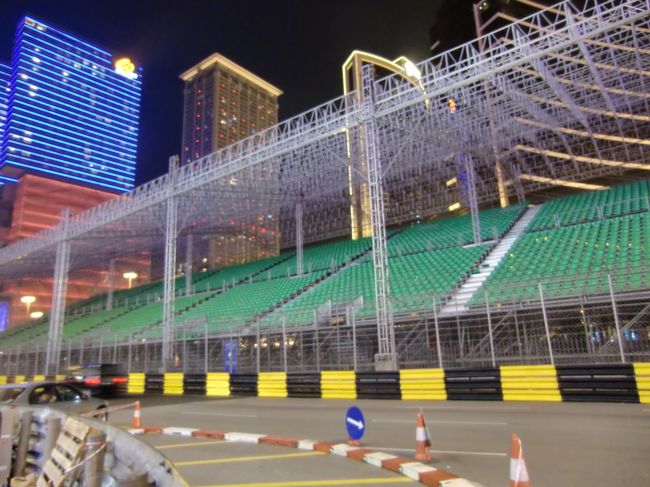 市街地コースには、観戦スタンドとガードレールの準備が進んでいました。