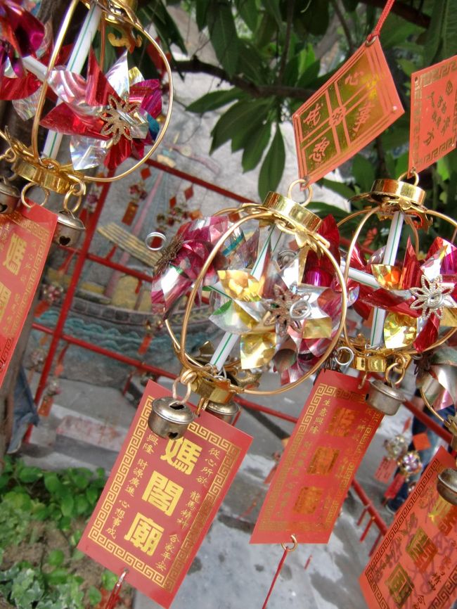 午後、フェリーに乗って次の目的地、香港へ向かいました。<br /><br />マカオ。<br />いろんな顔を持った街でした。<br />中国の伝統と生活様式、ポルトガルの面影、<br />ネオン輝くホテルにカジノ、・・・。<br />この「ごちゃまぜ感」が魅力なんでしょうね。<br /><br />今回、タイパ・コタイ地区には行っていません。次回のお楽しみとしておきます。<br /><br />エッグタルトが食べたくなったら、また来よう。