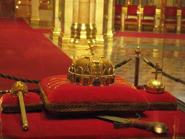 　ハンガリーの王冠です。<br />　初代の王イシュトバーンから最後の王カール４世迄の９５０年間、代々受継がれてきた王冠です。<br />　第二次大戦後一時アメリカに渡っていましたが、１９７８年に返還され、さまよえる王冠と呼ばれました。