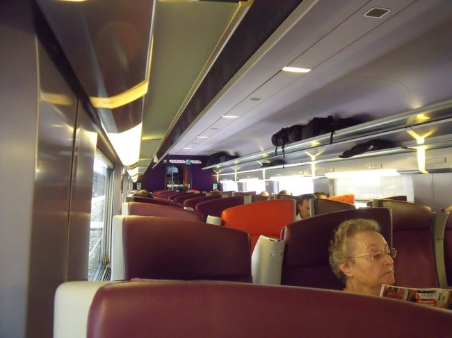 ナンシーからTGVでパリ東駅に向かいます。TGVの座席もスタイリッシュ。<br />パリに着いたらどうしようかとTGVの中で計画。<br />決まっていることは<br />9月2日16：30頃からパリ見学<br />9月3日18：00　知人のアパート形式ホテルでホームパーティの後、オ・ラパン・アジルへ<br />9月4日午後はお土産のためのショッピング<br />さあ！どうしましょ…