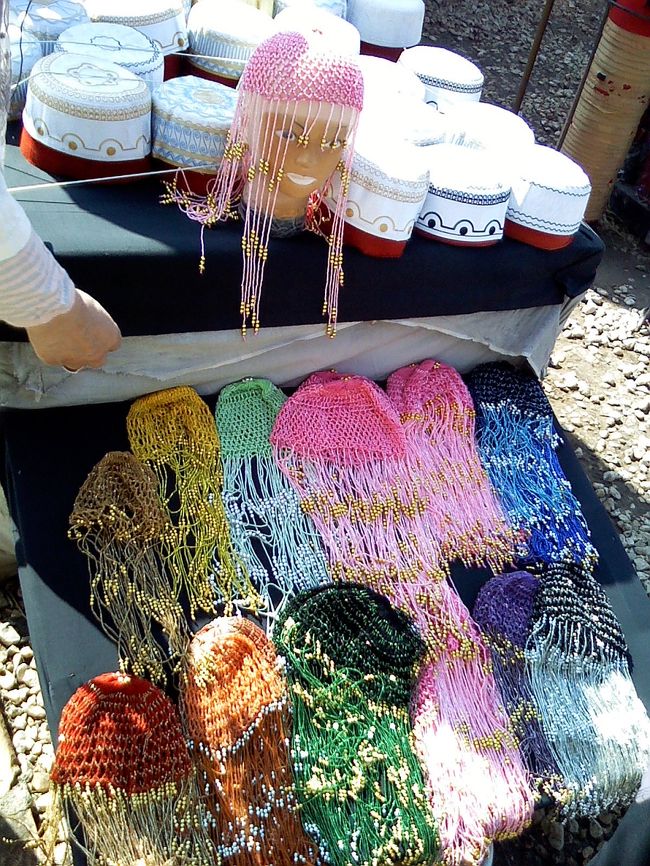 これ、欧米の観光客で、つけてる人が多かったです。<br /><br />欧米人って買ったものをすぐその場で使って、<br />現地の格好をしたり、<br />旅を楽しむ姿勢がいいなって思う♪♪