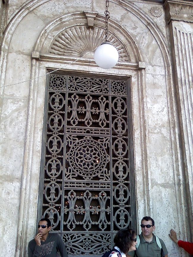 モスクの窓の細工もかっこいい♪