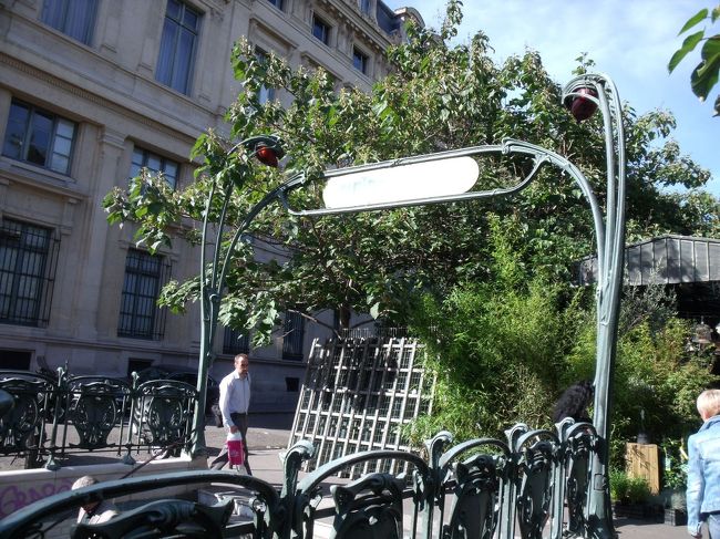16：30からのパリ見学…<br />まず、18時までなのでシテ島サン・シャペル〜ノートルダム寺院〜19時まで奇跡のメダル教会（Teresaさん希望）〜エッフェル塔〜セーヌのクルーズ<br />これで出発！<br /><br />シテのメトロの門柱…アール・ヌーヴォー