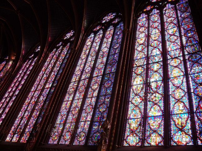 横の螺旋階段で２階に行くと…