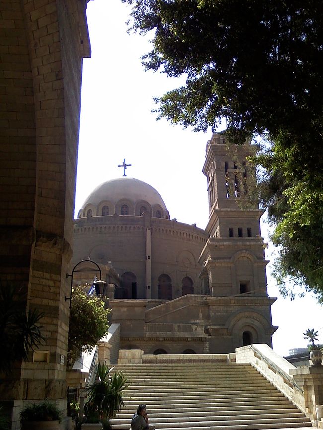 続いて、カイロ発祥の地、オールドカイロ観光へ。<br />11:00、聖ジョージ教会は、<br />ローマ時代のバビロン要塞の上に建てられたもの。<br />エジプトの人口の1割は、<br />キリスト教の一派であるコプト教を信仰しています。