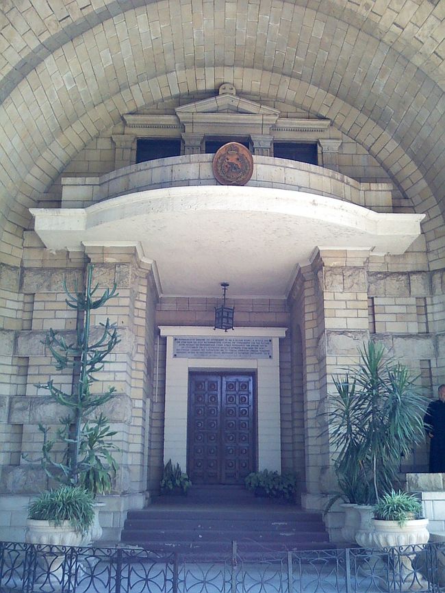 隣には、聖家族が身を隠した場所や、<br />エジプトに来た性家族が立ち寄ったとされる<br />教会があります。