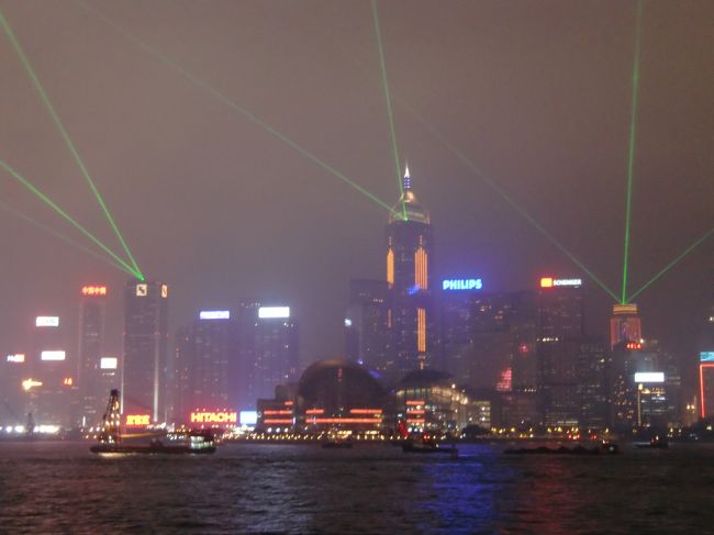 午後8時から13分間繰り広げられる、光と音のショー「シンフォニー・オブ・ライツ」。<br /><br />ストレスと疲れも、少しは和らいだ、かな。