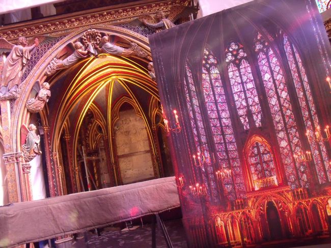 残念ながらサン・シャペル正面は工事（修復）中でした。