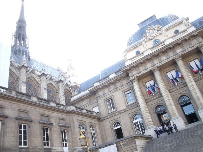 右はフランスの最高裁判所<br />なので、入場が厳重となっています。