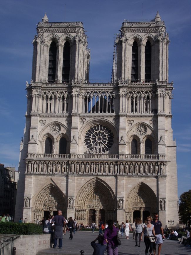 少しだけ歩いてノートルダム寺院にやってきました。