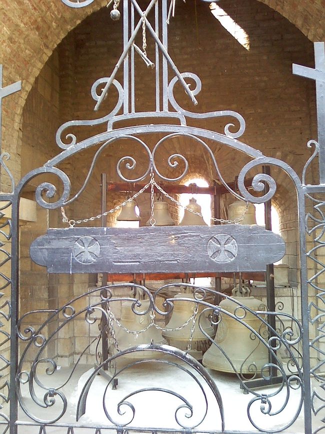 階段を上る途中に、3種類の十字架が付いてる鐘があります。<br />