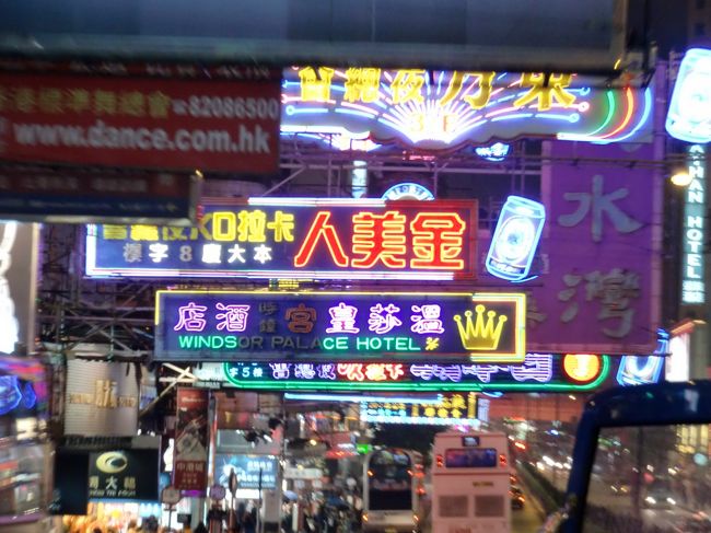 道路に突き出したネオン看板が、こんな感じで楽しめます。