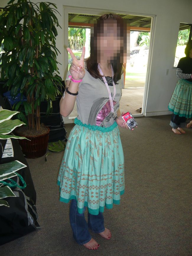 まずはフラレッスン。<br />フラ用のスカート（？）を履きます。<br /><br />フラ、友達の結婚式の食事会のとき少しやりましたが、難しい！！<br />太ももがぷるぷるします（笑）<br /><br />一つ一つの動きに意味があって、ハワイの歴史も少し教えてもらう事ができました。<br /><br />※私たちは朝一番だったからなのか中でのレッスンでしたが、次の時間の方達は外でやっていました。<br />外だと気持ちいいだろうなぁ。。