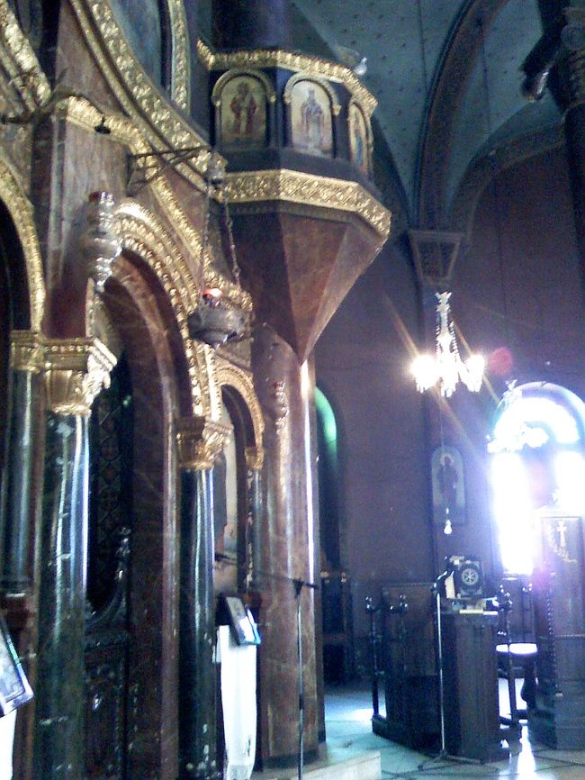 聖ジョージ教会内部へ。<br /><br />天井は、ノアの方舟をかたどった装飾が。