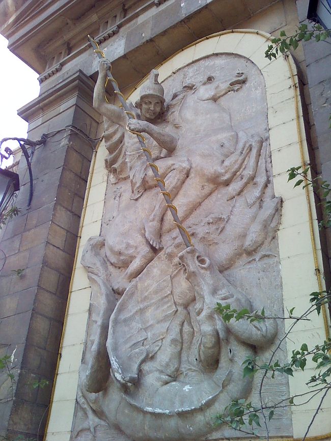 正面には、聖ジョージのドラゴン退治を描いた彫刻があります。