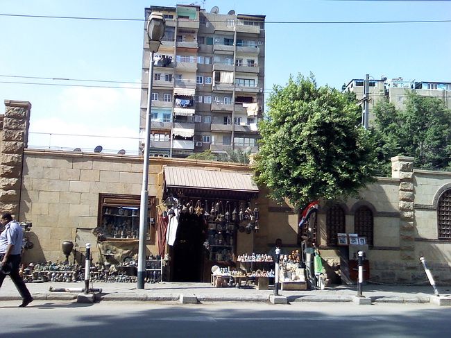 教会を出た向かいのお土産屋さんに、<br />かわいいランプが売ってる〜(*′v`人)<br /><br />でも、行けない。。<br /><br />これがツアーのツライところ。。