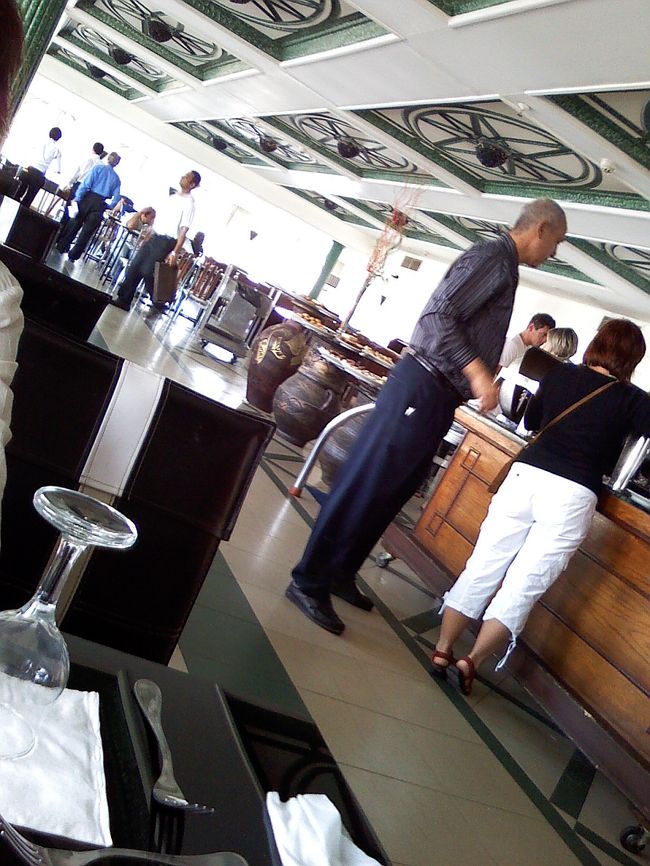 12:00、昼食へ。<br />小洒落たレストランでした。