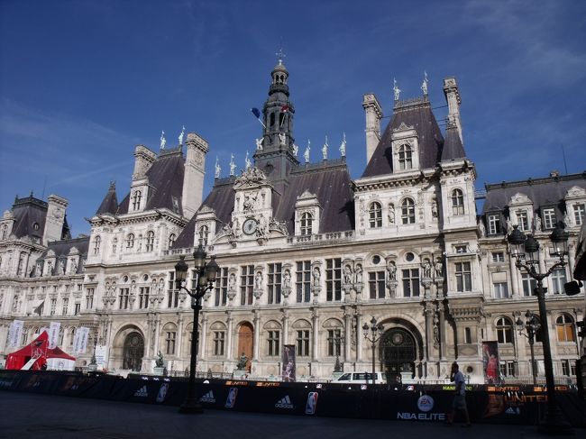 オテル・ド・ヴィーユの前を通って、奇跡のメダル教会に向かいます。