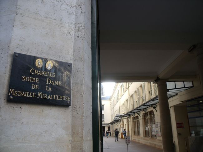 ボン・マルシェ近くにあります。<br />地図を見て行けば、迷わずに行けます。