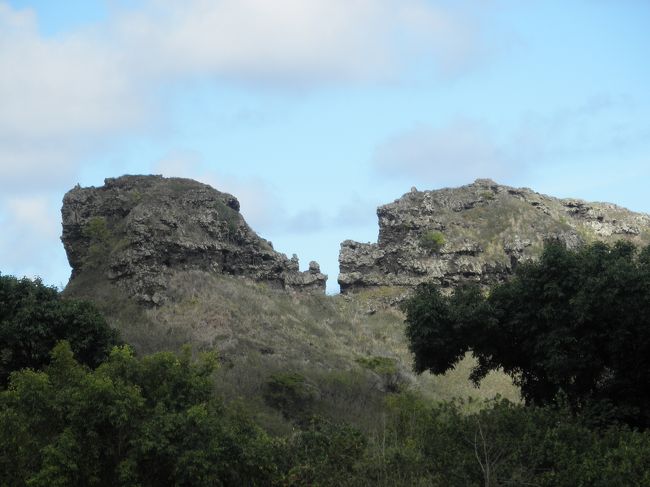 道中も係の方の説明が続きます。<br /><br />これはゴリラがキスしているように見える岩。<br />バスの中から撮影。