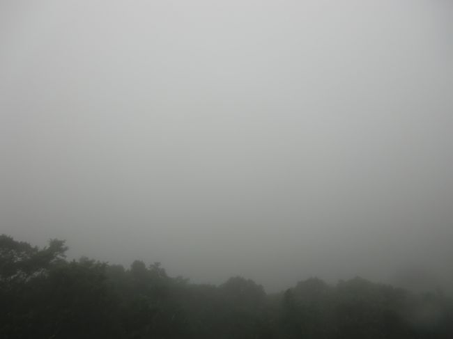 見えませんでした・・・。<br />まっちろけ。<br /><br />楽しめない旅ですねぇ。<br /><br />即、下山です。