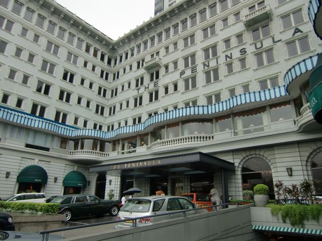 宿泊はできませんが雰囲気だけでも味わおうと、ペニンシュラへ。<br /><br />さすが名門。香港のトップとして君臨するホテルです。<br />ショッピング・アーケードでお土産を購入。<br />（チョコレート、クッキー、お茶）