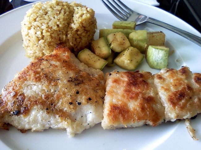 メインは、ご飯に蒸した野菜に、魚のフライ。<br />いつも同じ料理で、正直もう飽き飽き〜=３<br /><br />JTBさん･･･<br />中華とか和食とか、<br />間に取り入れてくれればいいのにぃ(。・ε・`。)