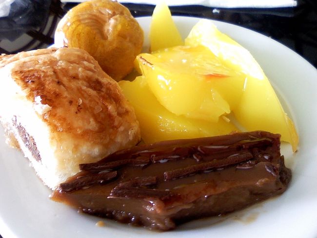 デザートだけバイキング形式でした。<br /><br />オレンジゼリーとチョコレートゼリーかなと思ったら、<br />ういろうみたいな感じでした。。